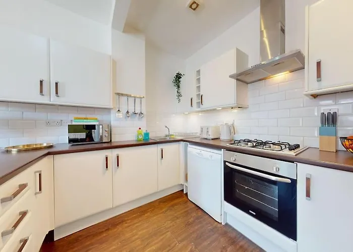 City Centre - 2 Bed Apartment- Free Parking & Netflix