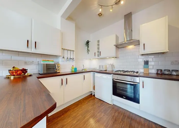 City Centre - 2 Bed Apartment- Free Parking & Netflix